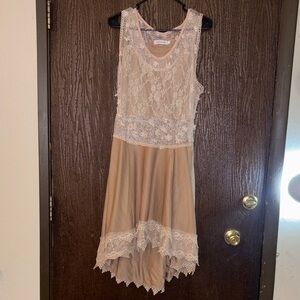 MISSLOOK Floral Lace Sleeveless Top in Cream and Tan